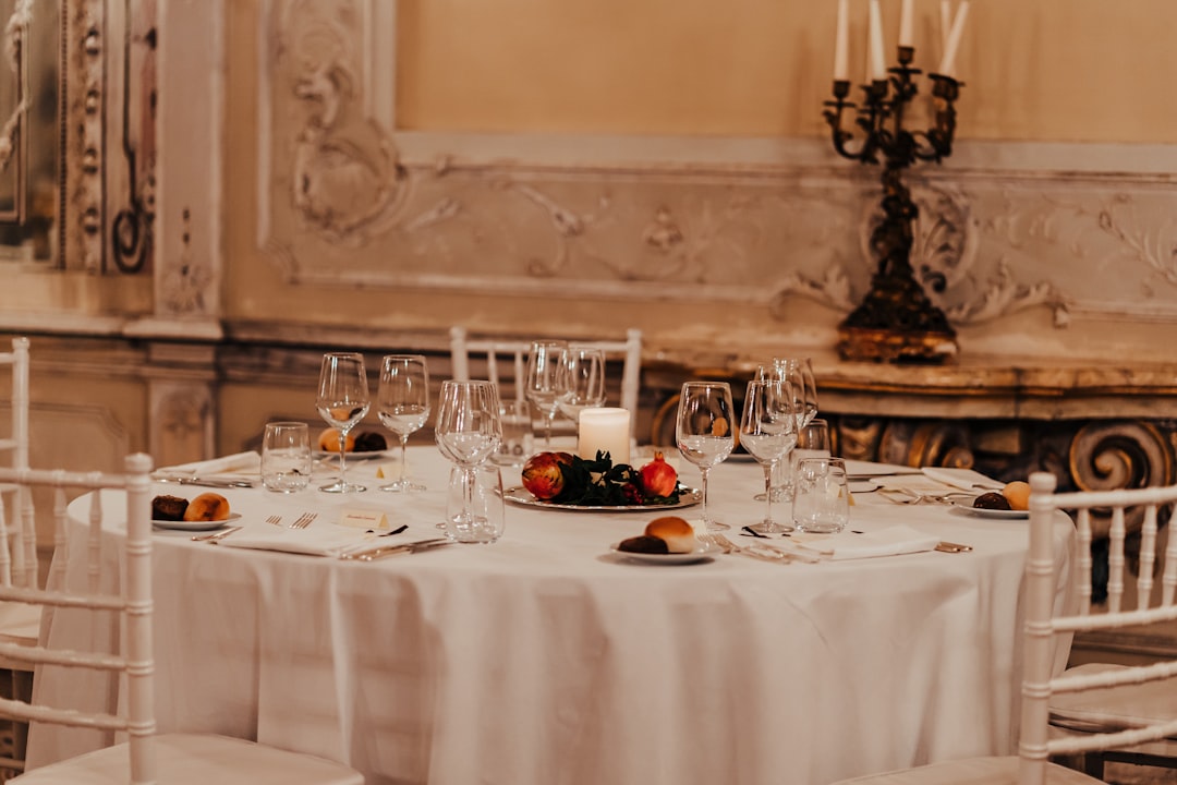 Masă festivă elegantă pregătită cu Prosecco și vinuri pentru eveniment