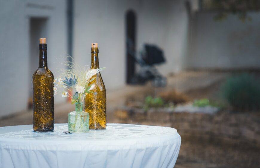 Două sticle de vin pregătite pentru un cadou corporate